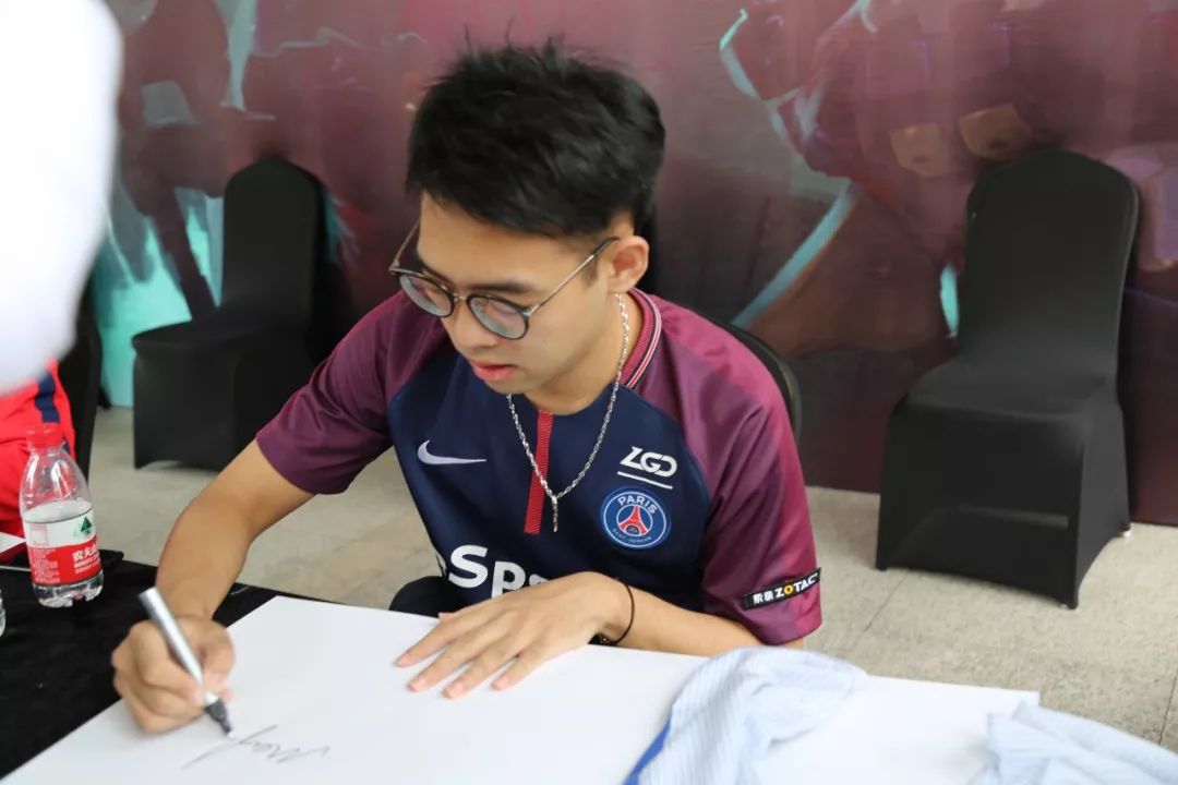 折磨自己和观众！ Anyone's Legend 几乎输掉了比赛， LGD Gaming 的龙团爆炸，被中路扫荡。